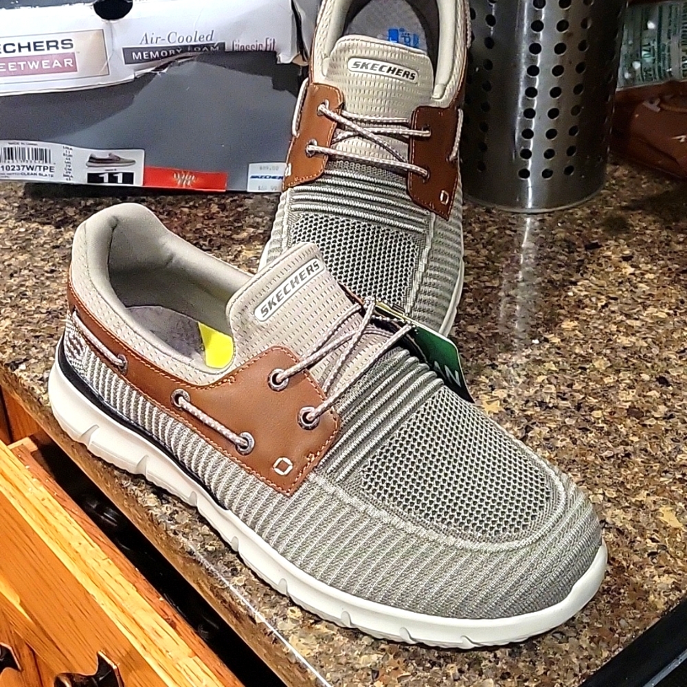 Mens Skechers shoes size 11 wide fit taupe/brown leather